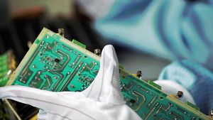 Ministrul Economiei anunță un program de 500 de milioane de euro pentru microelectronică, începând din 2022: „Ne uităm în special către industria auto, dar și în agricultură avem nevoie de semiconductori” / Programe și pentru industria prelucrătoare
