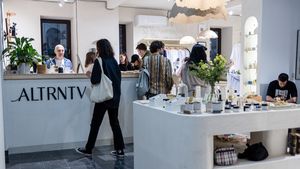 ALTRNTV Shop, un marketplace social care vinde produse sustenabile de la designeri români, ajută copii din mediul rural să meargă la dentist / Cum să nu „îngheți” într-un mediu de afaceri imprevizibil