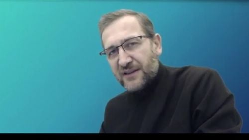 VIDEO Un preot român, care predă drept canonic în Cluj-Napoca, compară vaccinul COVID-19 cu vesta antiglonț: ”Dumnezeu a îngăduit medicilor să descopere vaccinul/ Orice formă de descurajare a celor care vor să se vaccineze este păcat”