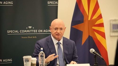 Un senator american, fost astronaut, a înființat o companie specializată în baloane spion, finanțată de o mare corporație din China / El este pe lista scurtă a Kamalei Harris pentru funcția de vicepreședinte