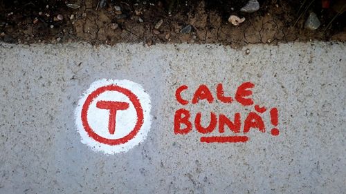 Braşovul devine poartă de intrare pe Via Transilvanica / Una din bornele de andezit care vor marca traseul va fi instalată în Piața Sfatului