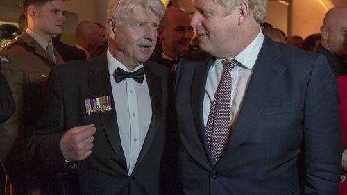 Acuzații împotriva tatălui premierului Marii Britanii, Boris Johnson / O deputată îl acuză că a fost sărutată ”puternic” pe ceafă, iar o jurnalistă spune că a fost ”pipăită” de Stanley Johnson