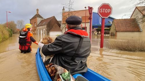 Inundaţii catastrofale în vestul Franţei. Peste 600 de persoane au fost evacuate