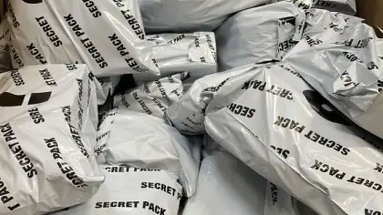 Italienii stau la coadă cu orele pentru a cumpăra colete pierdute / Se dau la kilogram și nu ai niciodată vreo idee ce conțin / O cutie de trei kilograme costă 60 de euro
