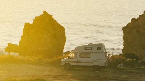 Rezidenţii din Ibiza au ajuns să trăiască în maşini, în timp ce pe „insula petrecerilor” chiriile au crescut vertiginos