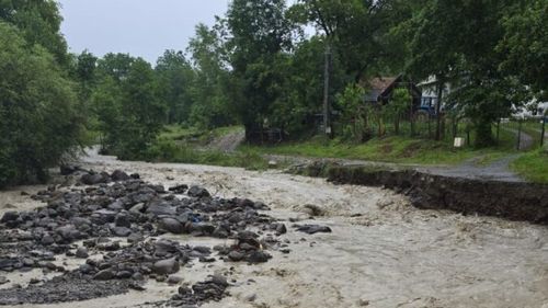 VIDEO Inundațiile au făcut impracticabil un drum din Bistrița-Năsăud / Zeci de gospodării izolate