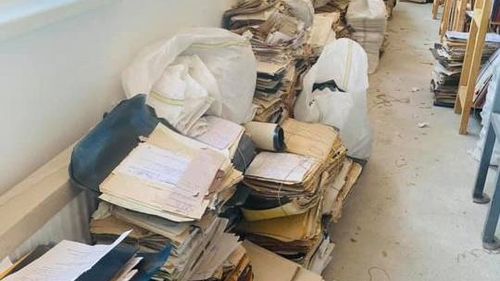 FOTO Violeta Alexandru publică imagini cu arhiva Casei de Pensii Covasna: Cum este posibil să ştii că ai un ministru care obişnuieşte să vină în teritoriu în vizite neanunţate şi să continui să laşi actele oamenilor pe jos?