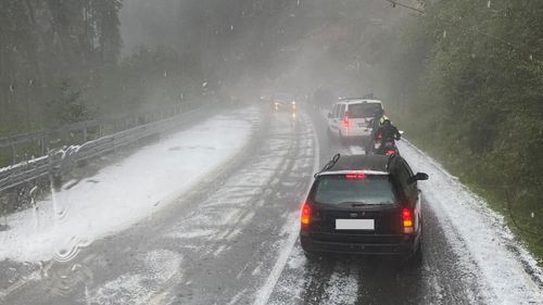 Circulație pe un singur fir pe DN 7 din Arad, din cauza aluviunilor de pe șosea / Trafic oprit pe tronsoane de drumuri județene și unul național din Galaţi