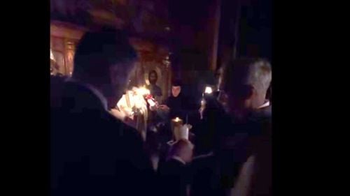 Victor Ponta, despre poza de Paște în care Simion apare lângă Georgescu: Domnul Simion, care era în America, a aterizat la Otopeni, a luat un elicopter pe care bănuiesc că l-a plătit de la AUR, a zburat lângă mănăstirea unde era Călin Georgescu, a apărut acolo fără să-i spună