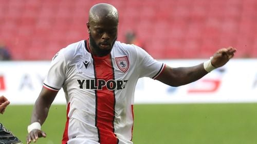 Fotbalist de la Petrolul Ploiești, încătușat pe Aeroportul Otopeni / Mirosea a alcool și nu a respectat indicațiile polițiștilor de frontieră