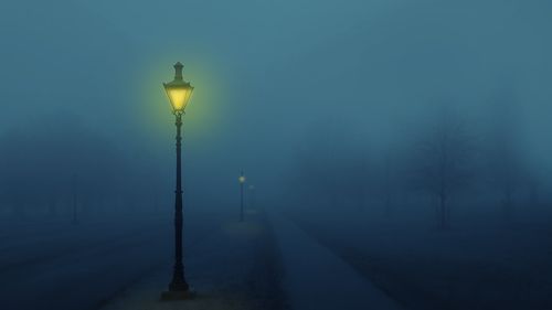 7 italieni, amendați de poliție în Monza pentru că negociau prețul cu prostituate românce, în ceață / Au primit câte 200 de euro amendă pentru obstrucționarea și periclitarea traficului rutier