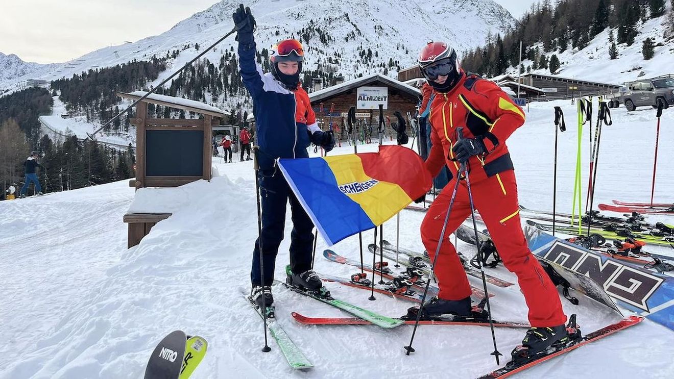 FOTO Un grup de români, cu tricolorul pe pârtie, în Austria. ”Un barman ne-a rugat să-i lăsăm lui steagul”