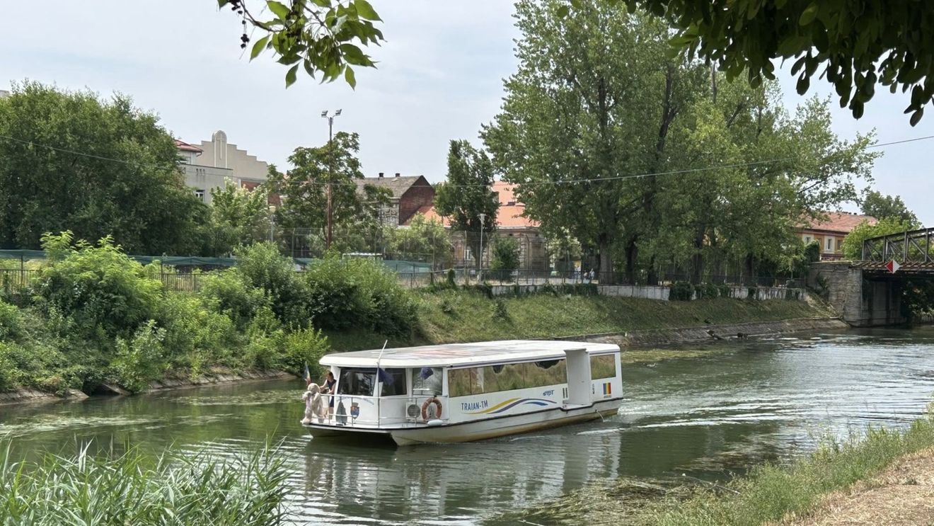 UPDATE Prima croazieră Timișoara – Serbia pe Bega cu vaporașul primăriei. Toalete ecologice, alternativă la WC-urile nefuncționale de pe ambarcațiune