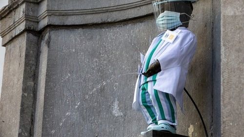 Personalul sanitar din Bruxelles, omagiat prin îmbrăcarea celebrei statui Manneken Pis într-o ţinută specifică