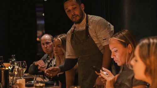 „Bucătarul se află la un metru distanță de tine”: atmosfera intimă a micro-restaurantelor din Marea Britanie