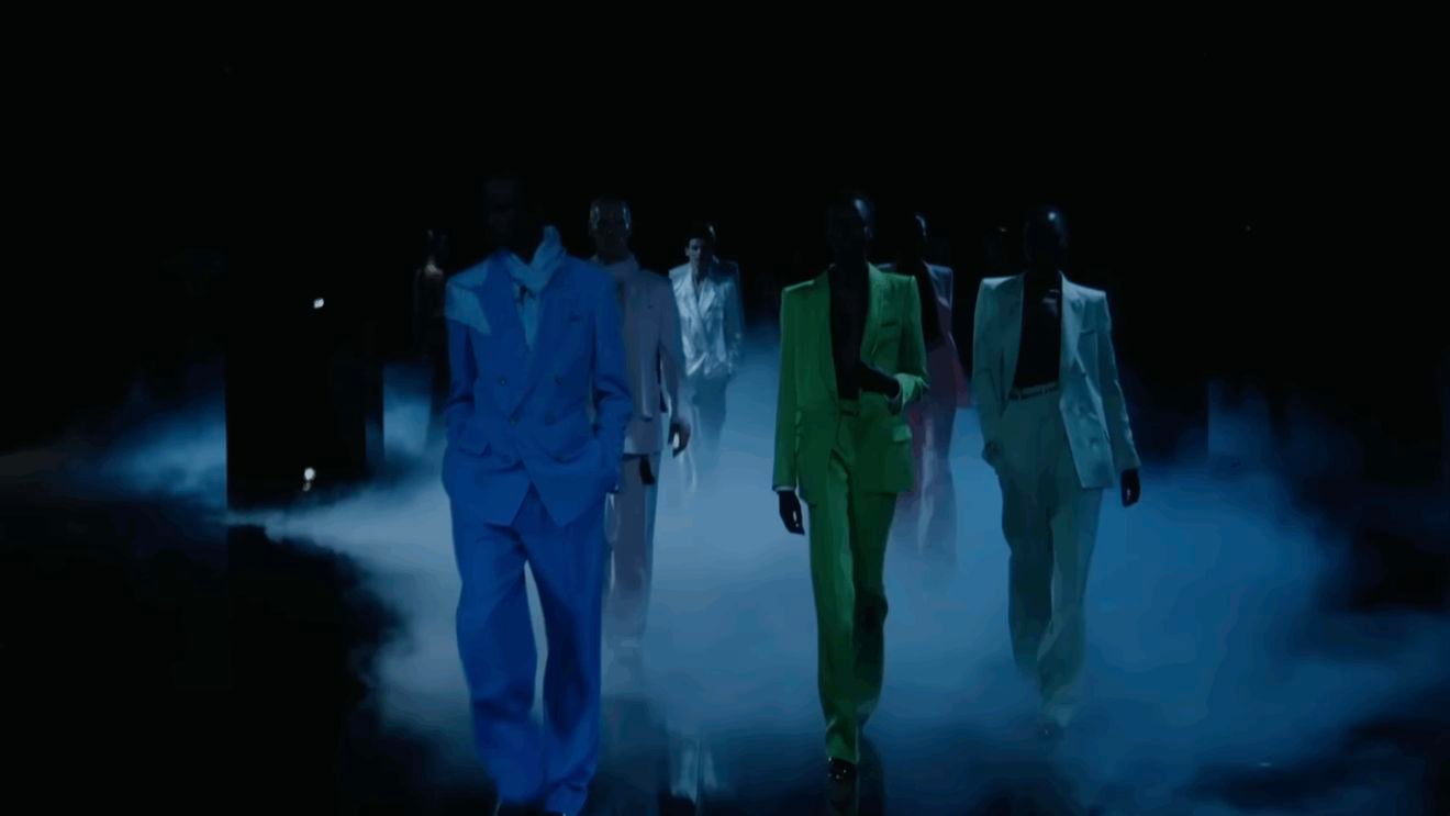 Tom Ford SS26: Haider Ackermann aduce o seducție tăcută în colecția de primăvară-vară 2026 în tonuri de albastru-noapte, piele, vinil și mătase