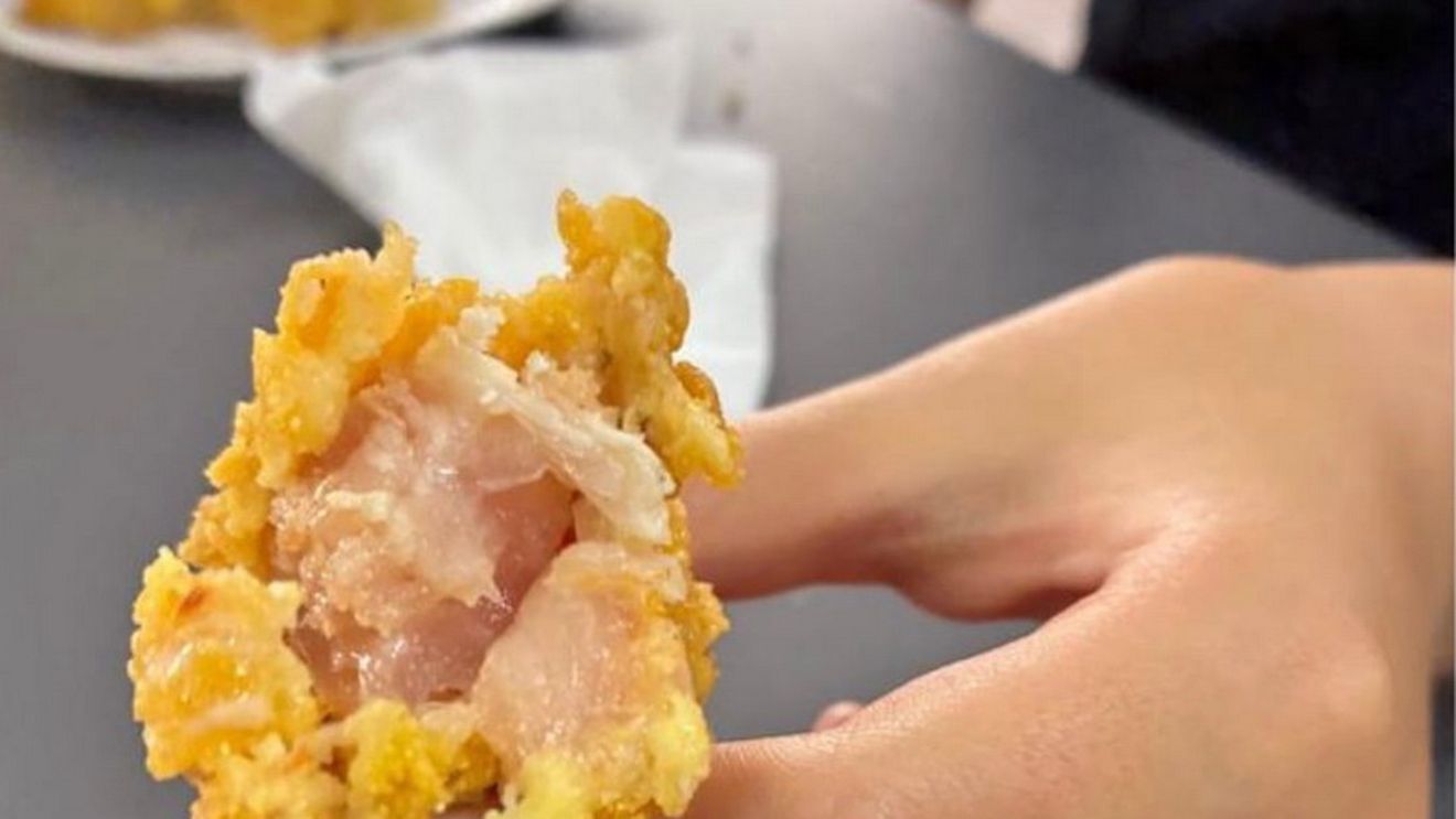 Carne crudă servită unor elevi de liceu din Oradea / Mai mulți părinți și-au retras copiii de la cantină / Directoarea firmei de catering spune că a fost un incident izolat