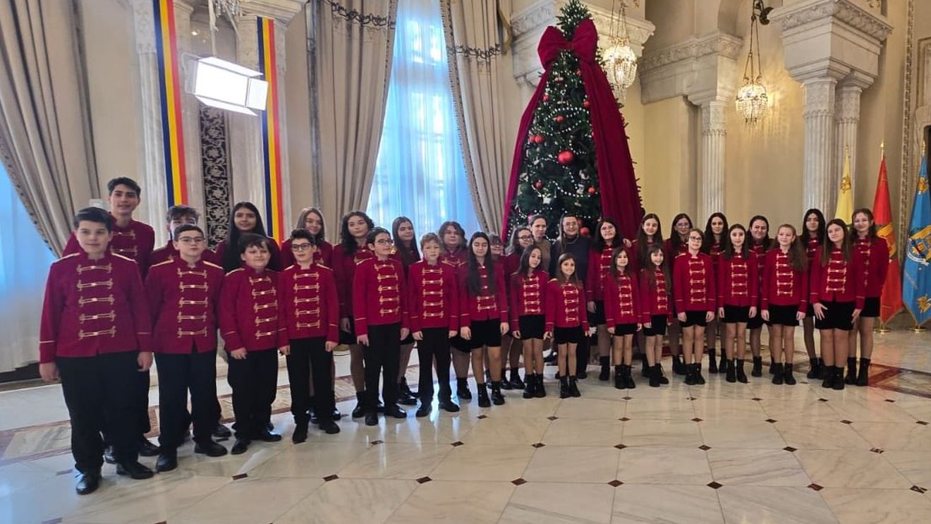 Mirabela Grădinaru, alături de copiii din corul Allegretto veniţi să colinde la Cotroceni