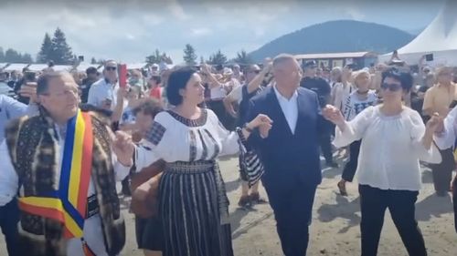 VIDEO Nicolae Ciucă s-a prins în horă, prezent în Bucovina la festivalul „Horă la Prislop”, eveniment care a atras nu doar politicieni, dar și numeroși localnici și turiști