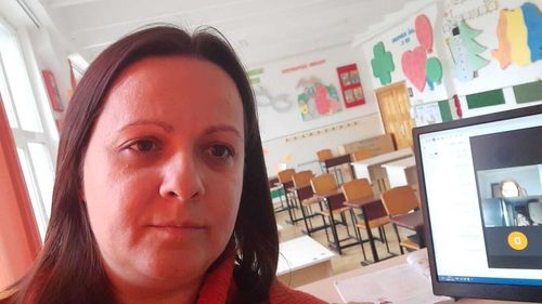 “Școala ar trebui să înceapă fizic din nou, este esențial pentru învățare. Cred că online-ul va rămâne o opțiune pentru situațiile în care elevul nu poate ajunge la școală”, spune Anca Barbu, profesoară cu 20 de ani de experiență