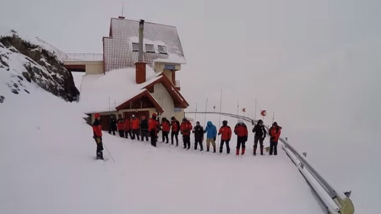 O femeie din Argeș a cerut ajutorul salvamontiștilor pentru a-și recupera telefonul dintr-o prăpastie: ”Ne pare rău, noi salvăm oameni, nu căutăm telefoane/ Nici dacă plătesc?”