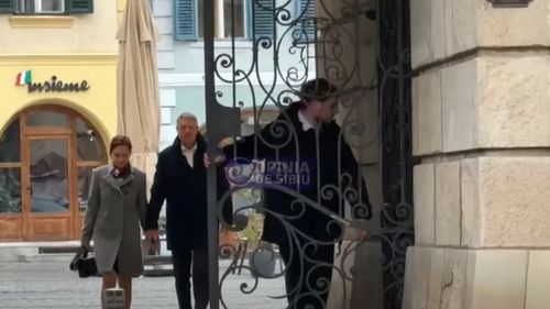 VIDEO Primul mesaj al fostului președinte Iohannis din ultimele luni: ”Vă doresc tuturor sărbători pascale fericite” / Iohannis a participat, la Sibiu, la slujba de Florii / A intrat în biserică pe o ușă laterală