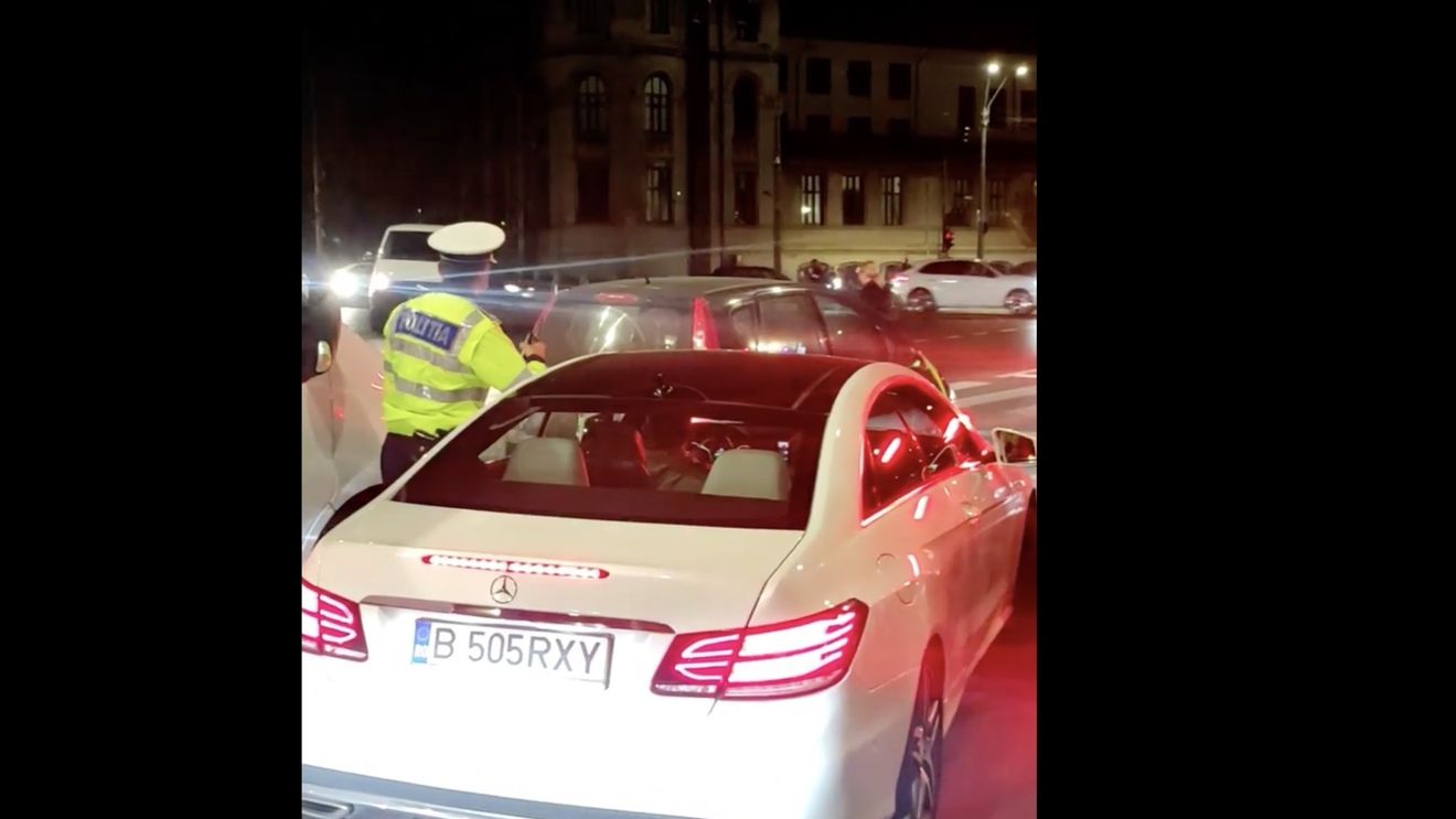 Bărbatul care a refuzat să oprească la semnalele poliţiştilor şi a lovit două maşini, va fi cercetat în libertate, sub control judiciar - surse