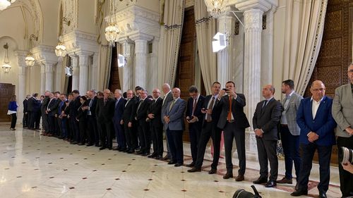 Aglomerație mare la Cotroceni la depunerea jurământului: zeci de liberali, membri PMP și ALDE, plus Remus Borza