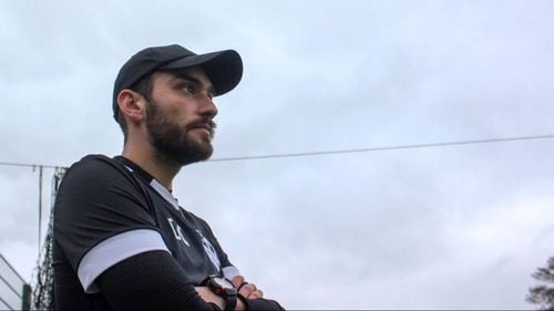 EXCLUSIV Povestea unui tânăr român care a ajuns să lucreze la un club de fotbal istoric din Premier League. Are doar 25 de ani și a plecat din țară cu 200 de lire în portofel