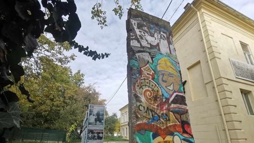 O bucată din Zidul Berlinului a ajuns la Timișoara / Cântărește două tone și jumătate și are peste trei metri înălțime / Expoziție și dezbatere, la 35 de ani de la căderea simbolului divizării (galerie foto)