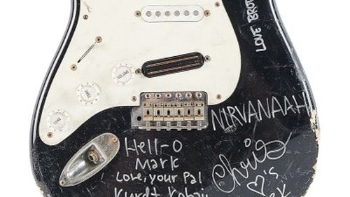 Chitara care a aparținut solistului trupei Nirvana, Kurt Cobain, și care fusese spartă de artist pe scenă în timpul unui concert, a ajuns să fie vândută cu 600.000 de dolari, la o licitație în SUA