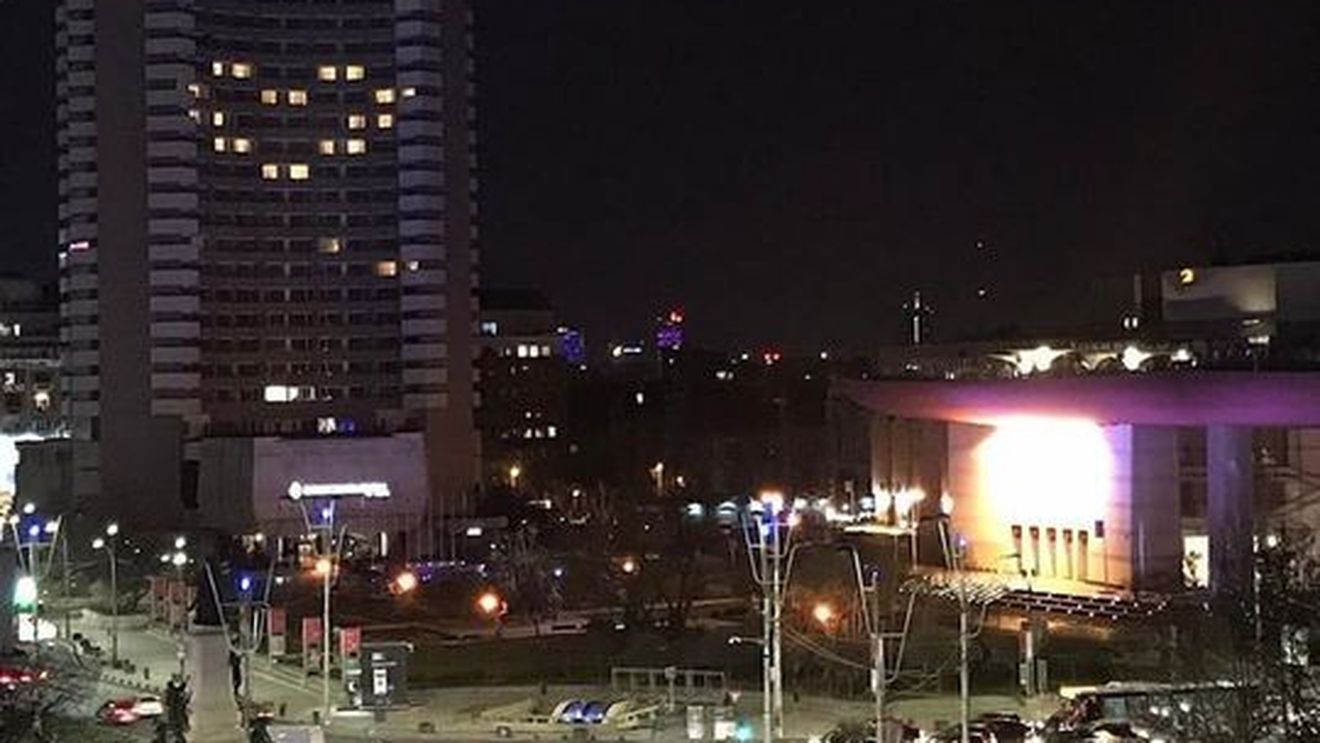 Hotelul Intercontinental a aprins luminile în anumite camere pentru a forma o inimă: În aceste momente dificile, trimitem dragostea tuturor oaspeţilor, fanilor, clienţilor şi colegilor noştri din România şi din întreaga lume