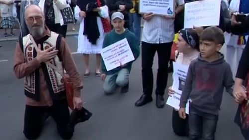 În plină explozie de coronavirus, câteva zeci de persoane protestează fără mască în Piața Universității împotriva ”dictaturii medicale”/ UPDATE Ludovic Orban: E un protest împotriva propriei sănătăți