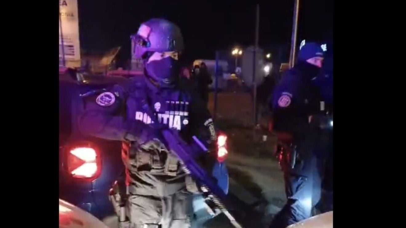 Șoferul din Galați oprit cu focuri de armă în trafic și tânărul care a amenințat polițiștii, reținuți pentru 24 de ore