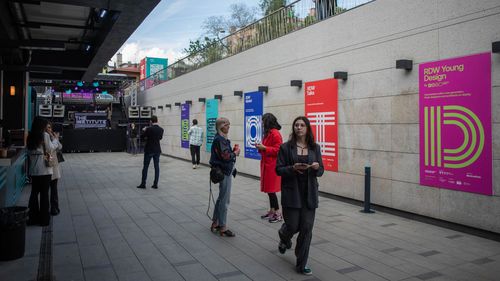 Spectacole şi expoziţii, în programul din weekend, ce se extinde pe străzile Piaţa Amzei şi Christian Tell