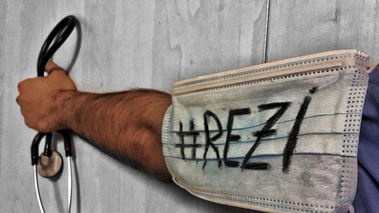 Studenții la Medicină și Farmacie declanșează greva japoneză pentru criza Rezidențiatului. Participanții vor purta măști cu mesajul #Rezi