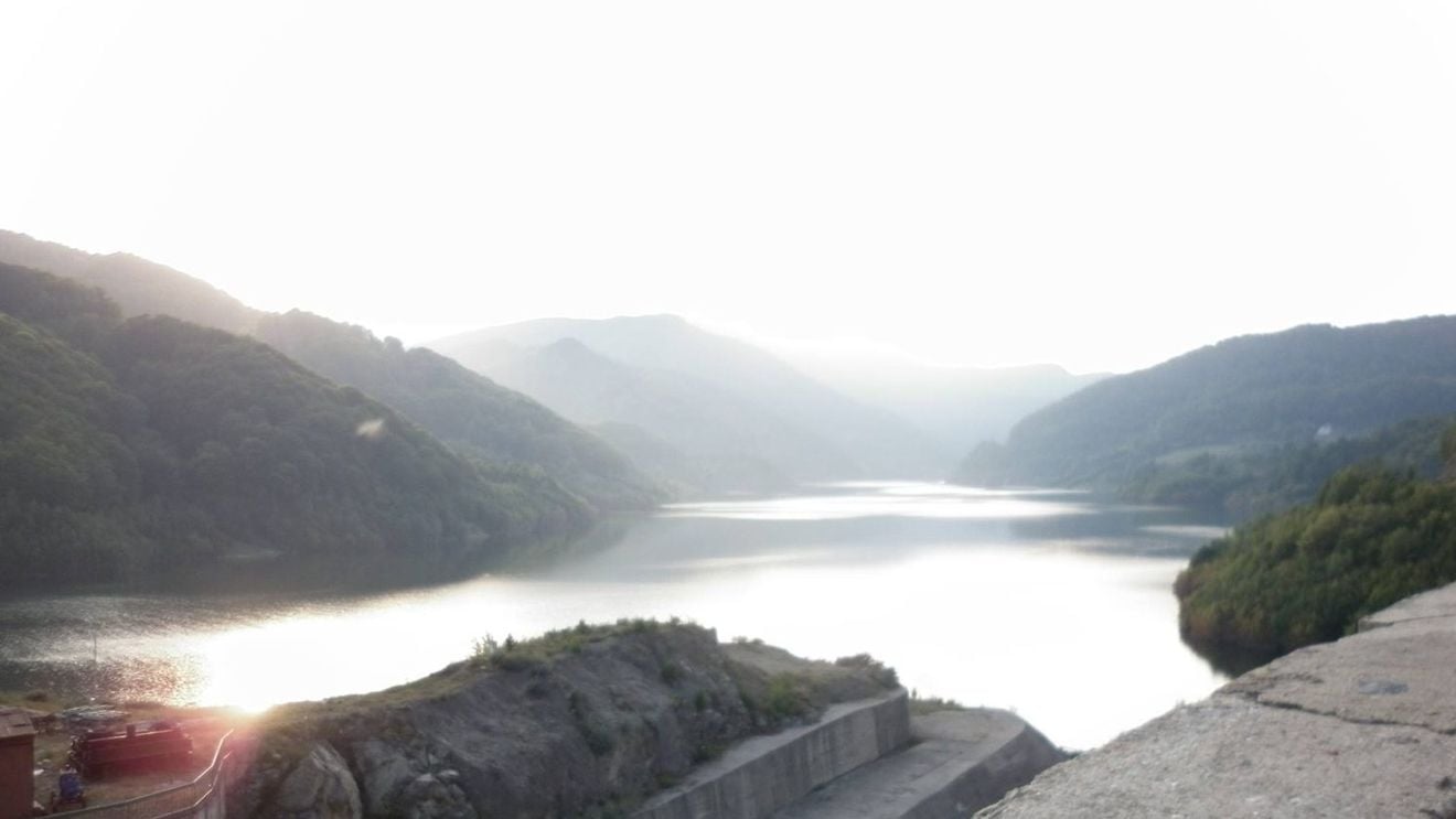 Evacuări controlate de apă din barajul Siriu din cauza viiturilor din amonte / Administraţia Bazinală de Apă Buzău-Ialomiţa monitorizează situația pentru evitarea producerii de inundații