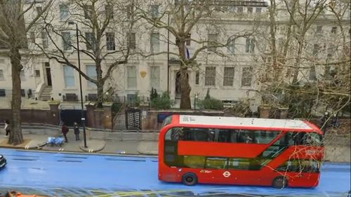 VIDEO Londra: Strada pe care se află Ambasada Rusiei a fost vopsită în culorile drapelului ucrainean
