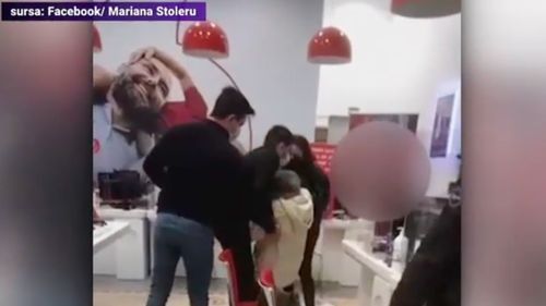 VIDEO O femeie a fost trântită la pământ de angajatul unui magazin, într-un centru comercial din București