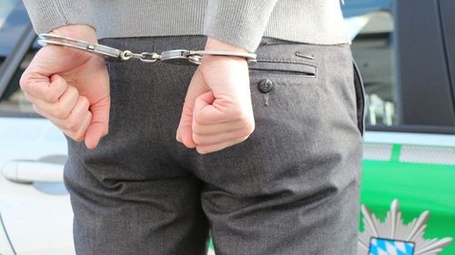 UPDATE Un bărbat acuzat că a lovit intenționat cu automobilul poarta de la Palatul Parlamentului a fost dus de Poliție într-un spital de psihiatrie