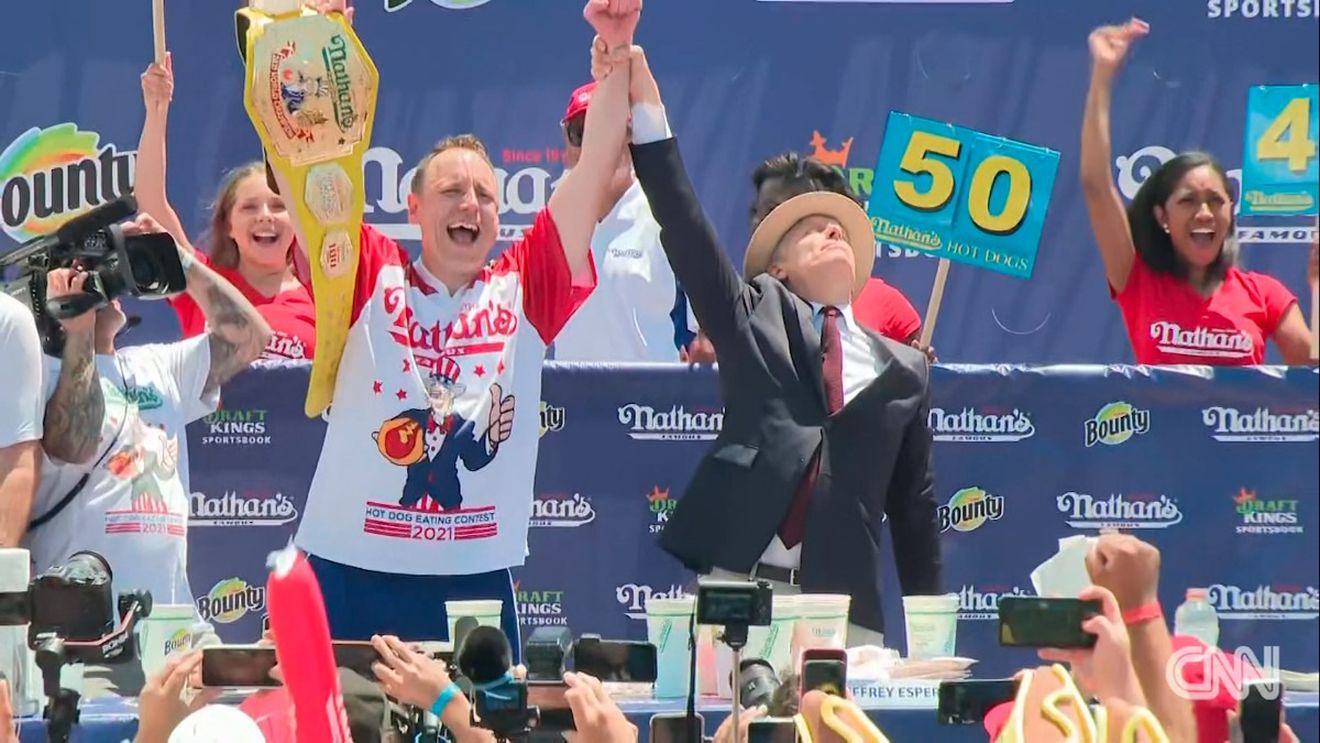 76 de hot dogs devorați în 10 minute/ Joey Chestnut câștigă pentru a 14-a oară în ultimii 15 ani celebrul concurs din SUA