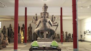 O statuie a zeului hindus Shiva a fost restaurată, după ce a fost spartă în 10.000 de fragmente / Sculptura este înaltă de cinci metri și cântărește șapte tone