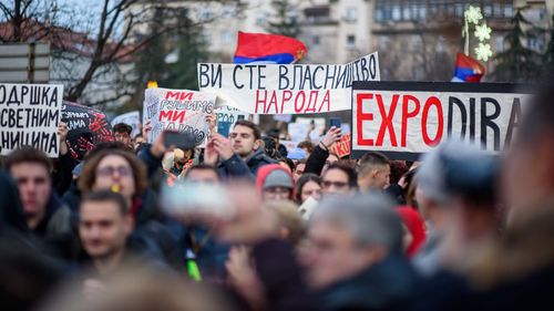 Amplu protest în Serbia, la Novi Sad, cu zeci de mii de oameni veniţi din întreaga ţară, la un an de când s-a prăbușit acoperișul gării din acest oraş