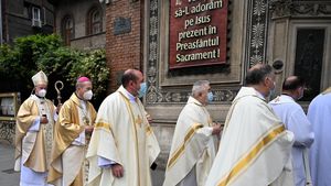 Procesiune pe străzile Capitalei, pentru a marca sărbătoarea Floriilor în Biserica Catolică, pentru prima dată de la declanşarea pandemiei / Restricţii de trafic