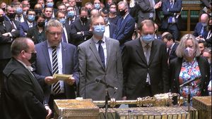 Permisele Covid devin obligatorii în Anglia, în pofida celei mai mari revolte parlamentare din Partidul Conservator împotriva prim ministrului britanic Boris Johnson