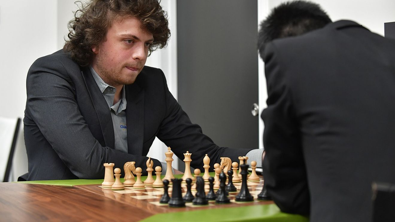 Hans Niemann îi dă în judecată pe Magnus Carlsen și Chess.com, după ce a fost acuzat că a trișat în peste 100 de partide de șah online