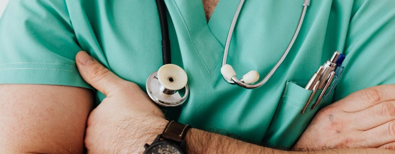 EXCLUSIV Acord de recunoaștere: Trei ani cu suspendare pentru un medic care lua șpagă pentru concedii medicale frauduloase / Punea invariabil diagnosticul ”luxație, entorsă și întindere de ligamente” / Are, din nou, dreptul de a lucra la Spitalul Floreasca