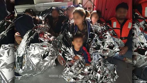 Poliţiştii de frontieră români au salvat 108 persoane, inclusiv 8 copii, din Irak, Iran, Maroc şi Egipt, aflate pe un iaht care plutea în derivă în Marea Mediterană