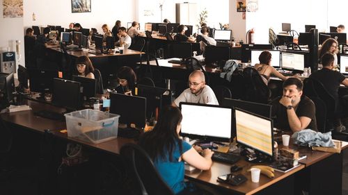 ANALIZĂ Economedia. IT-iștii nu mai sunt vânați de angajatori. Candidații pot aștepta chiar și 6 luni până să își găsească un nou loc de muncă și numărul de interviuri prin care trec a crescut semnificativ