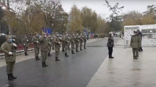 VIDEO Doza zilnică de râs: Piruetă și dreapta-mprejur în fața Gărzii de onoare, două gafe executate la foc automat de subprefectul județului Brăila la ceremonia de Ziua Națională